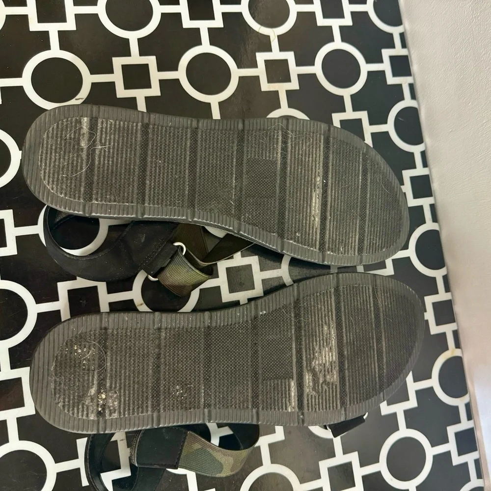 Soda Camo Sandals ~ Size 9